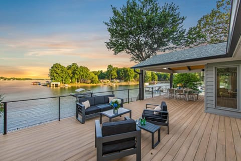 Lakeshore Adrift House in Westport