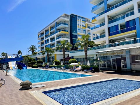 Property building, Day, Pool view, Swimming pool, sunbed