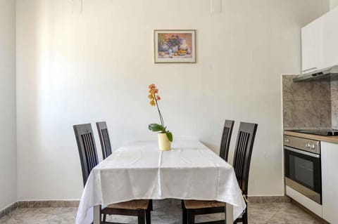 Dining area, kitchen