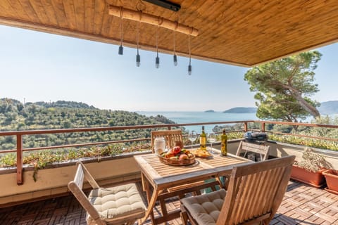 Balcony/Terrace, Food and drinks, Food, Sea view