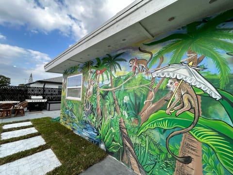 Jungle Cottage with luxury pool, hot tub and more! Casa in Lake Worth