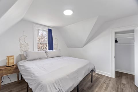 Cozy Gem in the Heart of East Rock with FREE Parking near Yale and DT Condo in New Haven