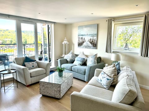 Riverside View Penthouse in Balloch, Loch Lomond Condo in Balloch Road