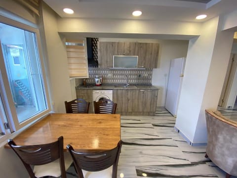 Kitchen or kitchenette, Dining area