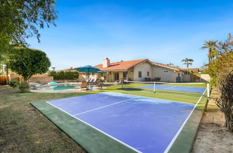 Property building, Garden, Hot Tub, Dining area, Mountain view, Swimming pool, sunbed