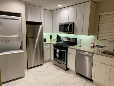 Wine Down Suite King Bd, 400mbps, Kitchen,Free Parking Pool Apartment in Buckhead