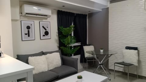 A2J Luxury BGC 2BR Loft Near Malls, Burgos Circle Condo in Makati