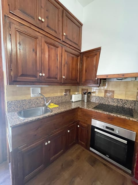 Kitchen or kitchenette, pet friendly, stove