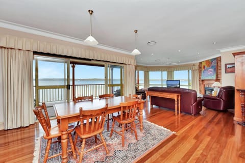 Sunshine Lake Views with Jetty and Slipway House in Lake Macquarie