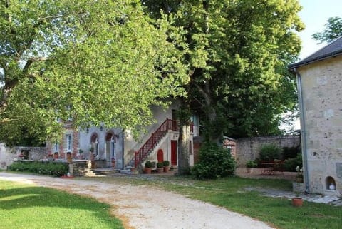 Gîte de la Mignonerie du Château de Jallanges pour 19 personnes avec 4 ou 7 chambres House in Centre-Val de Loire