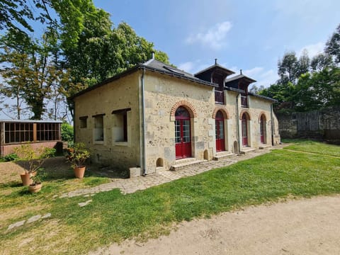 Gîte de la Mignonerie du Château de Jallanges pour 19 personnes avec 4 ou 7 chambres House in Centre-Val de Loire