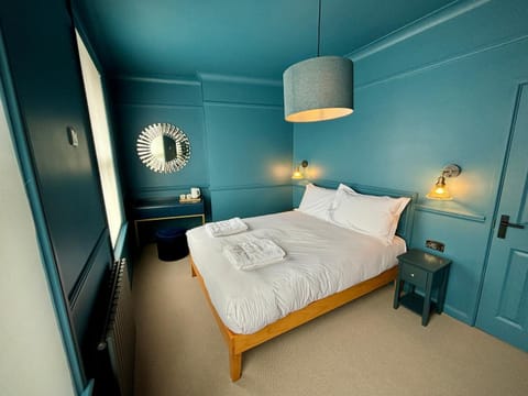 ROOMS AT THE QUAYSIDE are stylish en-suite rooms on Poole Quay all fully refurbed for summer 2024 Hotel in Poole