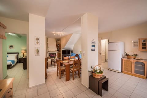 Kitchen or kitchenette, Dining area, Communal kitchen