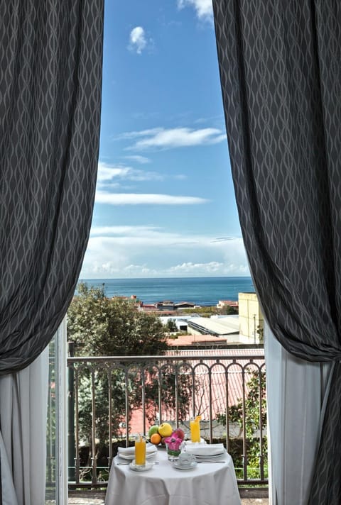 View (from property/room), Balcony/Terrace, City view, Breakfast