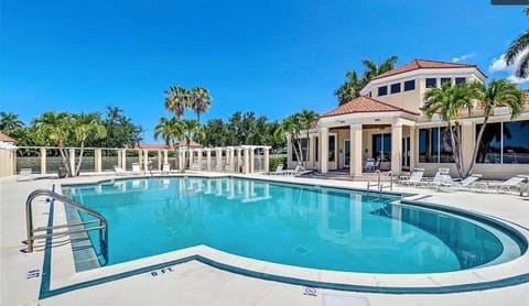 Pool view, Swimming pool, sunbed