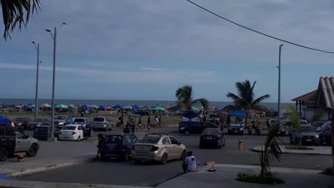 Apartamento Familiar frente a la Playa Condo in Playas