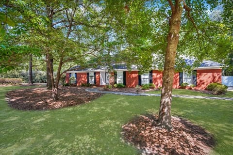 Market District Pool House House in Statesboro