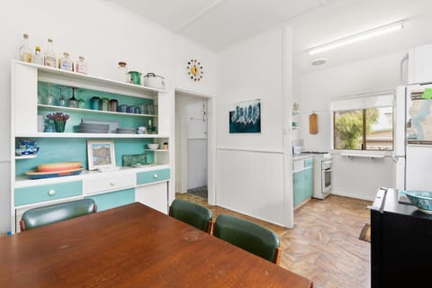 Retro Family Favourite with Wifi - Harry's Place House in Gracetown