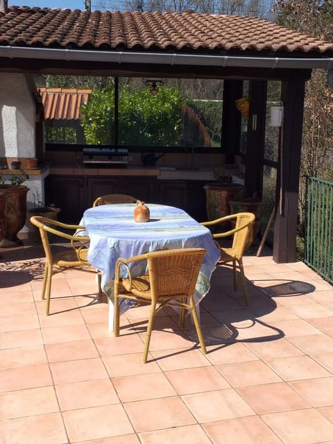 Patio, BBQ facilities