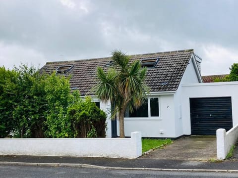 Entire spacious, modern, family home near St Ives House in Hayle