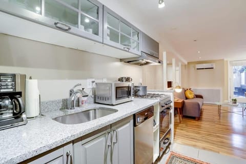 Beautiful 2 Bedroom across from The House of Representatives Condo in Capitol Hill