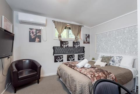 Boutique Private Rm 7 Min Walk to Sydney Domestic Airport - SHAREHOUSE Haus in Mascot