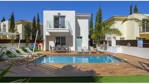 Tsokkos Family Villa - Pool Garden Walk to Beach House in Paralimni