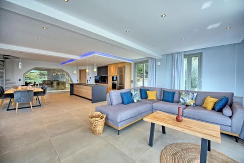 Kitchen or kitchenette, Living room, Dining area
