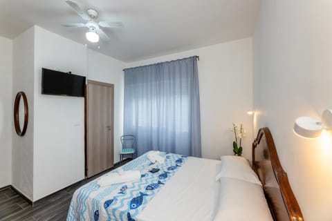 Bed, TV and multimedia, Bedroom, wardrobe