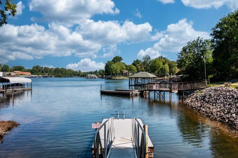 Castaway Cove -Lake Norman Waterfront Home with Private Dock House in Lake Norman