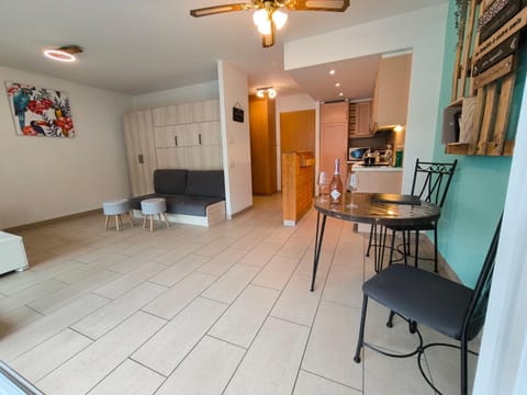 Kitchen or kitchenette, Living room, Seating area, Dining area, fireplace, minibar