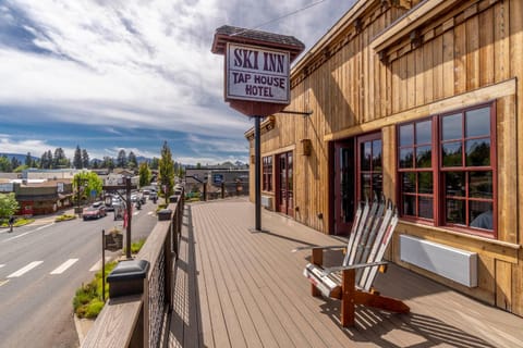 Balcony/Terrace, City view, Mountain view, Street view, hair dresser