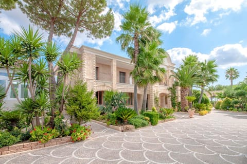 Property building, Facade/entrance, Garden