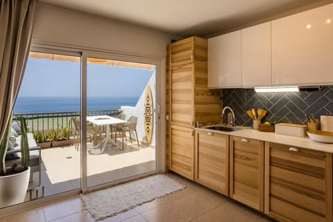 View (from property/room), Kitchen or kitchenette, Dining area, Sea view