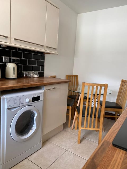 Kitchen or kitchenette, Dining area, washing machine