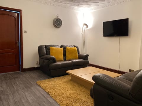 Communal lounge/ TV room, TV and multimedia, Living room, Seating area