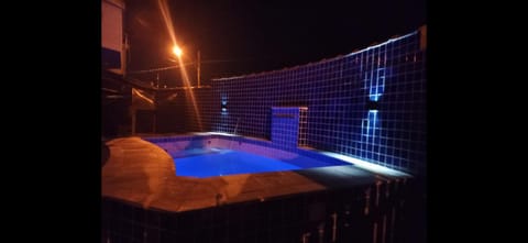 Casa com piscina , churrasqueira, Wi-Fi, em rua de Areia à 1km da praia, bairro sussegado, proíbido uso de som extremamente alto ideal para descansar House in Itanhaém