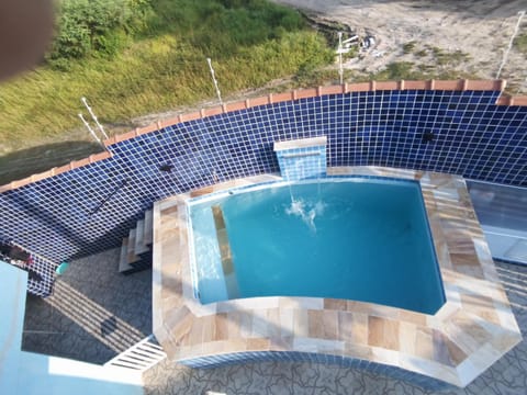 Casa com piscina , churrasqueira, Wi-Fi, em rua de Areia à 1km da praia, bairro sussegado, proíbido uso de som extremamente alto ideal para descansar House in Itanhaém