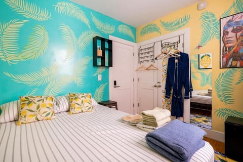 Lemon private room with shared bathroom House in Harlem