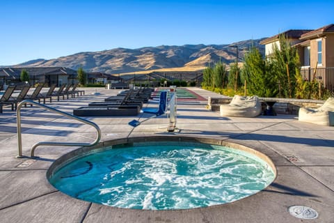 Luxury Retreat - King Beds, Hot Tub, & Pool - Family & Remote Work Friendly Condominio in Reno