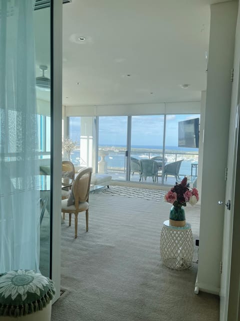 Stunning view close to everything Condo in Main Beach