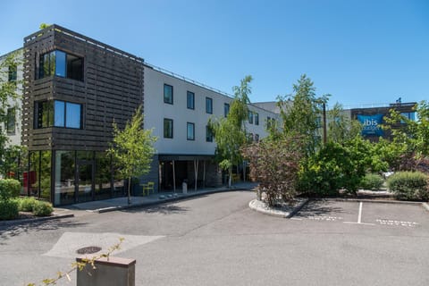 Property building, Facade/entrance, Spring, Day, Parking