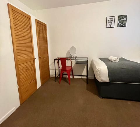 Cheerful 5-bedroom with free parking House in Bristol