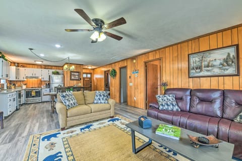 Cozy Maggie Valley Cabin, 1 Mi to Tube World! House in Maggie Valley