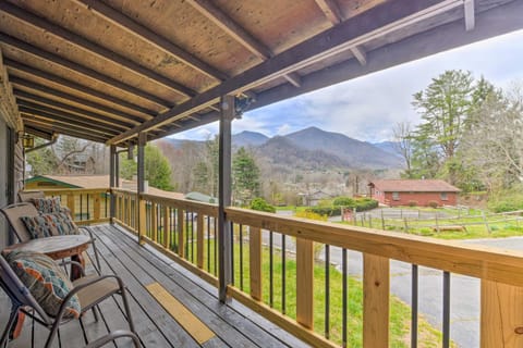 Cozy Maggie Valley Cabin, 1 Mi to Tube World! House in Maggie Valley