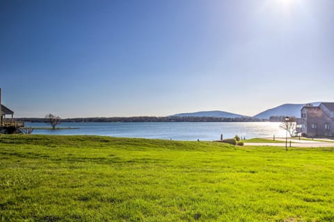 Sun-Filled Condo with Smith Mountain Lake Views Condominio in Smith Mountain Lake