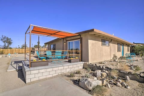 Pet-Friendly Home with Patios and Private Hot Tub! Casa in Twentynine Palms