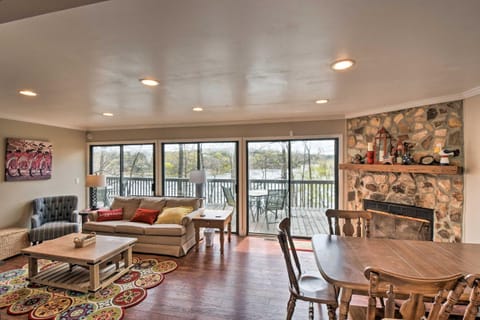 Lakefront Lavonia Cottage with 2-Story Dock! Maison in Lake Hartwell