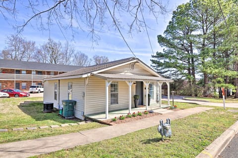 Idyllic Fayetteville Home - Walk to UA Campus! House in Fayetteville
