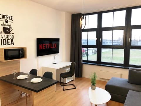 TV and multimedia, Living room, Photo of the whole room, Seating area, Dining area